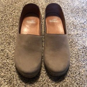 Suede Danskos